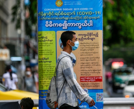Affisch om hälsa för att skydda mot covid-19 i Myanmars största stad Rangoon.