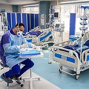 Patienter som har drabbats av covid-19 vårdas 1 mars på Khomeini-sjukhuset i Irans huvudstad Teheran. 