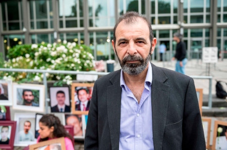 Den syriske människorättsadvokaten Anwar al-Bunni talar till media utanför domstolen i Koblenz den 4 juni.
