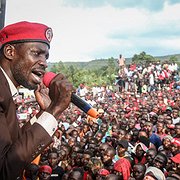 Bobi Wine (Robert Kyagulanyi) på kampanjmöte i Hoima den 25 september 2019. Nästa år ska han ställa upp i presidentvalet och utmana sittande presidenten Yoweri Museveni som har styrt sedan 1986.
