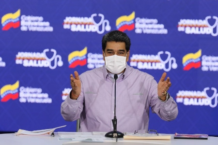 Venezuelas president Nicolás Maduro håller TV-tal från presidentpalatset Miraflores.