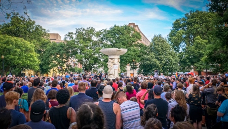  Massakern i Orlando väckte sorg runt om i USA. Här en minnesvaka i Washington 13 juni 2016.