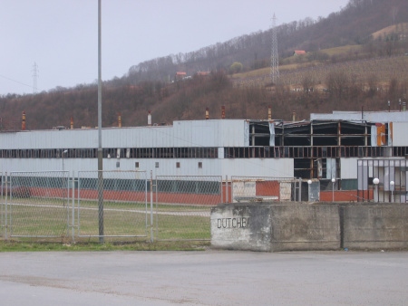 Denna gamla batterifabrik i Potočari var högkvarter för den nederländska FN-styrkan i Srebrenica. Hit strömmade invånare när VRS instog staden.