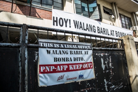 Banderoll utanför människorättsadvokatgruppen NUPL:s kontor i Manila som uppmanar PNP (the Philippine National Police) och AFP (the Armed Forces of the Philippines) att hålla sig borta.