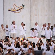 Colombias president Juan Manuel Santos och Farc-gerillans ledare Rodrigo ”Timochenko” Londoño skrev i  Cartagena den 26 september 2016 under det historiska fredsavtalet inför 2 500 inbjudna gäster från hela världen.