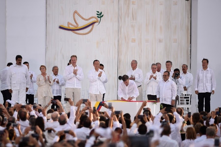 Colombias president Juan Manuel Santos och Farc-gerillans ledare Rodrigo ”Timochenko” Londoño skrev i Cartagena den 26 september 2016 under det historiska fredsavtalet inför 2 500 inbjudna gäster från hela världen.