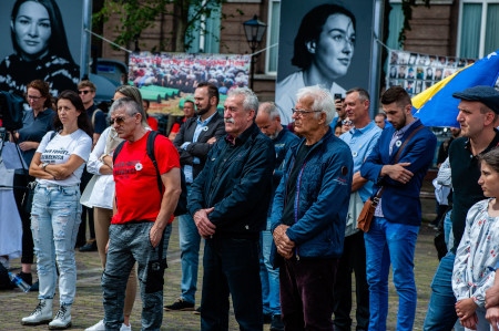 I Haag deltog bland annat veteraner från Dutchbat vid minnesceremonin den 11 juli vid Het Plein. Unga nederländare med bosniskt ursprung hade satt upp en fotoutställning vid torget där ett minnesmärke ska resas.