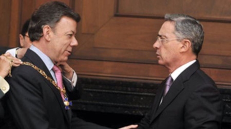 Juan Manuel Santos och Álvaro Uribe Vélez år 2013.