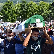  Kvarlevorna efter nio personer som har identifierats efter att ha mördats i Srebrenica sommaren 1995 begravdes den 11 juli 2020 vid minnescentret i Potočari. 