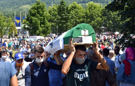 Kvarlevorna efter nio personer som har identifierats efter att ha mördats i Srebrenica sommaren 1995 begravdes den 11 juli 2020 vid minnescentret i Potočari.