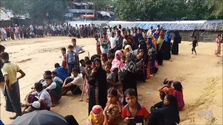 Sedan 2012 har många rohingyer flytt från Myanmar till Bangadesh. Totalt beräknas omkring en miljon människor nu finnas i lägren.