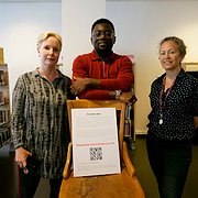 Emelie Wieslander, Jude Dibia och Ulrika Ahlberg ser till att de sista sakerna kommer på plats inför invigningen av yttrandefrihetsbiblioteket. Trästolen påminner om Dawit Isaak, och kommer att stå tom till han släpps från fängelset.