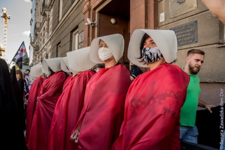 Polska Kvinnostrejken bildades 2016 för att protestera mot försöken att förbjuda abort. Här en protest i “Handmaid´s tale”-stil.