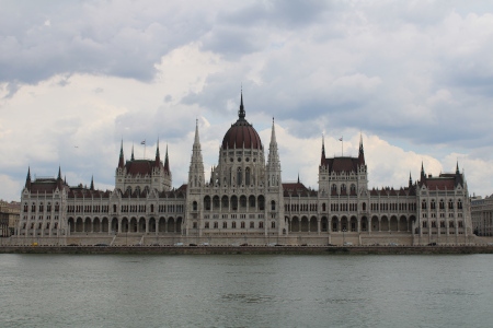 Det ungerska parlamentet i Budapest där paragraf 33 antogs den 19 maj 2020. Paragrafen förbjuder transpersoner att byta juridiskt kön. 