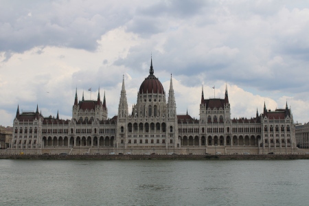 Det ungerska parlamentet i Budapest där paragraf 33 antogs den 19 maj 2020. Paragrafen förbjuder transpersoner att byta juridiskt kön.