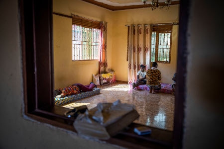 Ungdomar är samlade på ett hemligt ställe någonstans i huvudstaden Kampala. De flesta saknar jobb och har ingen kontakt med sina familjer längre.