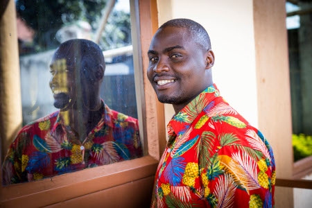 Ledaren för stiftelsen "Children of the Sun" och grundaren av boendet för hemlösa i Kyengera, Henry Mukiibi: – Jag mottar många telefonsamtal varje vecka från ungdomar som har blivit hemlösa på grund av sexuell läggning och jag gör så gott jag kan för att hjälpa, säger Henry Mukiibi.