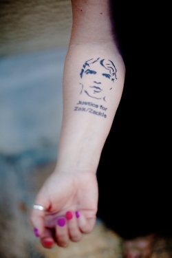 Ett halvår efter att Zak dödades tatuerade Zoe Kokalou hans porträtt på sin arm. Nu funderar hon på att tatuera en färgglad Zackie Oh på den andra armen. 