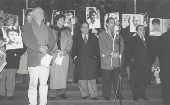 Bröderna Ali, Midhat och Bayazid Bourequat på Sergels Torg i oktober 1993 under Amnestys kampanj mot "försvinnanden". Bröderna var ”försvunna” och satt 18 år i fängelse i Marocko innan de frigavs 1992.