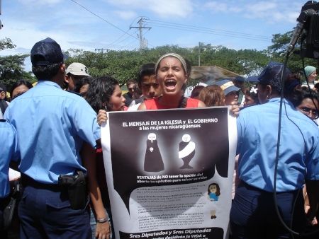 Kvinnoorganisationer protesterade redan 2006 mot att abort skulle totalförbjudas i Nicaragua. 