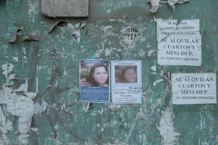  Affischer i huvudstaden Lima som söker information om Alison Fernandez, som har försvunnit.