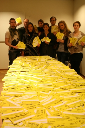 Anställda och aktivister i svenska Amnesty 2010 med några av de 7 000 brev som samlades in i Sverige för att skickas till Nicaraguas president Daniel Ortega.