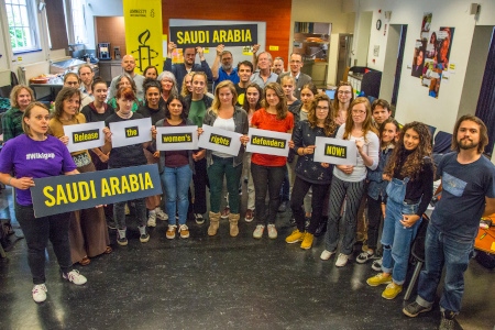 Deltagare vid ett Amnestymöte 19 maj 2018 i Amsterdam, Nederländerna, kräver frihet för fängslade kvinnorättsaktivister i Saudiarabien.