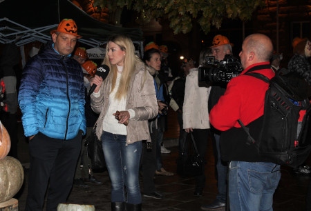 Trots att Bulgarien har sämst pressfrihet i EU har de regeringskritiska demonstrationerna fått stor uppmärksamhet i medierna. På bilden intervjuar journalister från Alfa TV, som ägs av det högernationalistiska partiet Ataka, en demonstrant.