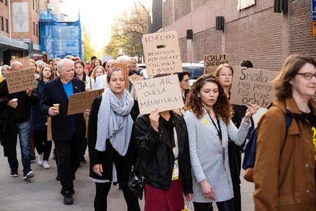 Deltagare i Amnestys årsmöte i Gävle i maj 2019 manifesterar för utsatta EU-medborgare.