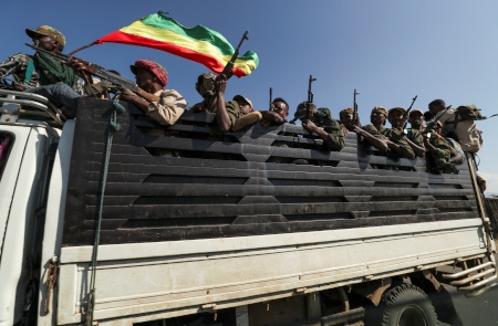 Medlemmar av en milis i Amhara på väg mot Tigray den 9 november.