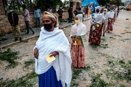 Väljare står i kö utanför en vallokal i Mekele i Tigray den 9 september. Valen i Etiopien hade skjutits upp på grund av pandemin och regeringen i Addis Abeba förklarade att valet i Tigray var illegalt.