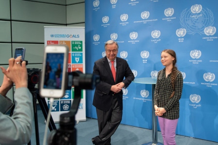 FN:s generalsekreterare António Guterres möter Greta Thunberg i Wien 27 maj 2019 och de sänder live på Instagram. 