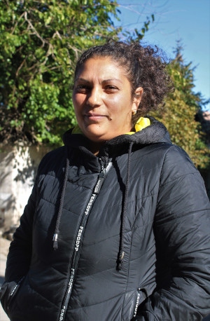 Stigmatisering och diskriminering av romer i Bulgarien har ökat till följd av corona-pandemin. 31-åriga Nadia Dimotrova säger att en del försöker dölja att de är romer.