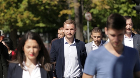  27-årige Draško Stanivuković (i mitten) blir ny borgmästare i Banja Luka.