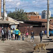 Fakulteta är en eftersatt romsk Sofiaförort med cirka 50 000 invånare. Stadsdelen var en av minst sju romska områden som spärrades av från övriga Bulgarien under corona-pandemins inledning. 