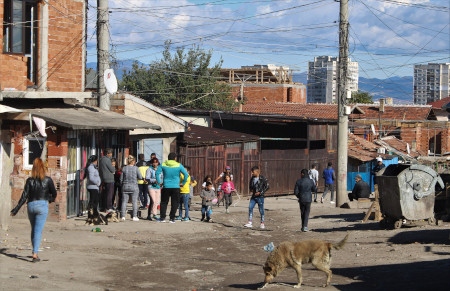 Fakulteta är en eftersatt romsk Sofiaförort med cirka 50 000 invånare. Stadsdelen var en av minst sju romska områden som spärrades av från övriga Bulgarien under corona-pandemins inledning.