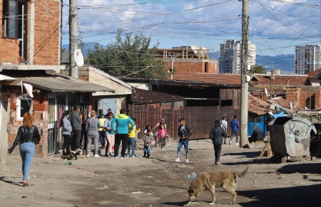 Fakulteta är en eftersatt romsk Sofiaförort med cirka 50 000 invånare. Stadsdelen var en av minst sju romska områden som spärrades av från övriga Bulgarien under corona-pandemins inledning. 