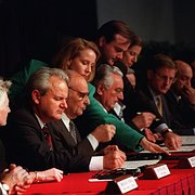 Wright-Patterson-flygbasen i Dayton, Ohio 21 november 1995: Presidenterna Slobodan Milošević, Serbien, Alija Izetbegović, Bosnien-Hercegovina och Franjo Tudjman, Kroatien, godkänner fredsavtalet. På bilden syns också Carl Bildt.