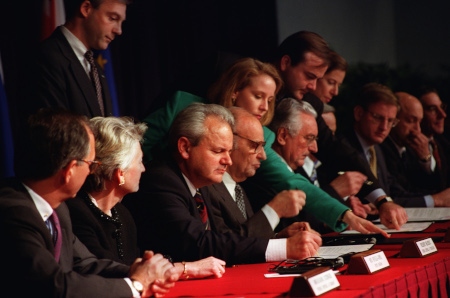 Wright-Patterson-flygbasen i Dayton, Ohio 21 november 1995: Presidenterna Slobodan Milošević, Serbien, Alija Izetbegović, Bosnien-Hercegovina och Franjo Tudjman, Kroatien, godkänner fredsavtalet. På bilden syns också Carl Bildt.