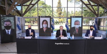 Presskonferens 17 juli om coronaviruset. President Alberto Fernández i mitten.  