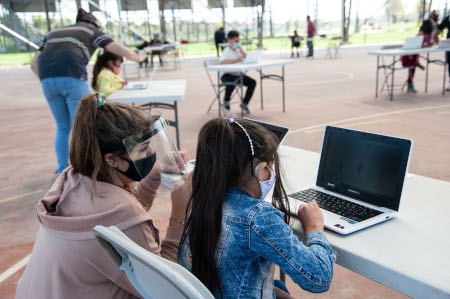 Elever får undervisning i Buenos Aires i oktober 2020. 