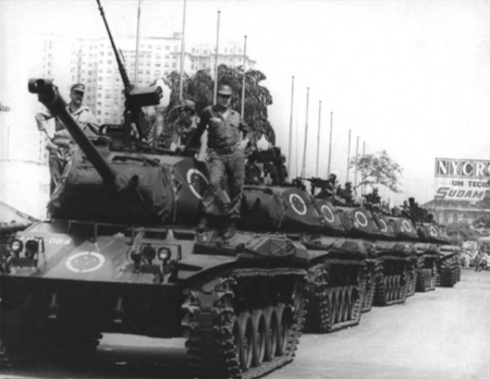 Stridsvagnar på Avenida Presidente Vargas i Rio de Janeiro 4 april 1968. Militären styrde Brasilien 1964-1985.