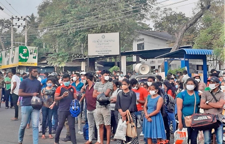 Sri Lanka har haft förhållandevis begränsad spridning och få dödstal i jämfört med andra länder, men stora delar av befolkningen har drabbats hårt ekonomiskt.