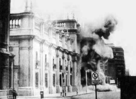 Presidentpalatset La Moneda i Santiago attackeras av kuppmakarna den 11 september 1973.