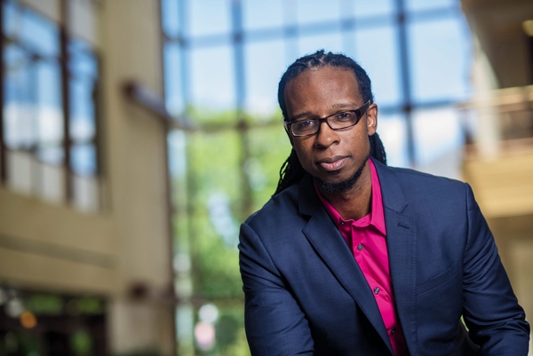  Ibram X. Kendi är professor i historia vid Boston University. Kendi har också skrivit bästsäljande barn- och ungdomsböcker och är skribent på The Atlantic. 