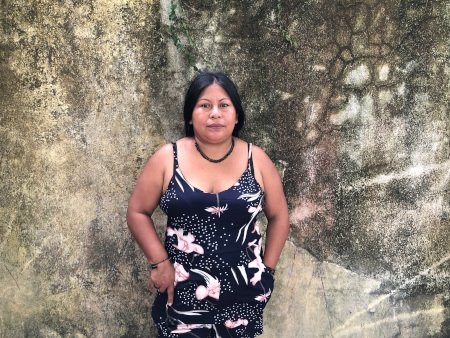 Den internationellt kända miljökämpen Alessandra Mundurukú har tvingats fly från sitt hem på grund av hoten mot henne. Hon har förgäves anmält illegala guldgruvor i sitt reservat till myndigheterna.