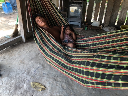  Bep Djyre, informell ledare i urfolksbyn Kamaú, tycker att det viktigaste han kan ge sina barn är utbildning. Det enda sättet han ser att finansiera det är genom att tillåta illegal guldbrytning.