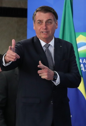   Jair Bolsonaro gör en gest han också använde i valrörelsen.