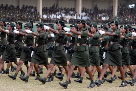 Segerparaden i Colombo den 28 maj 2009 sedan Sri Lankas regeringsarmé besegrat LTTE. Nu kritiserar FN bristen på utredningar om människorättsbrott.