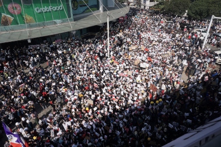  Protest den 9 februari i Myanmars största stad Rangoon (Yangon) mot militärkuppen.